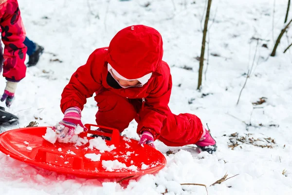 Chica Sonriente Traje Esquí Rojo Deslizándose Por Colina Cubierta Nieve —  Fotos de Stock