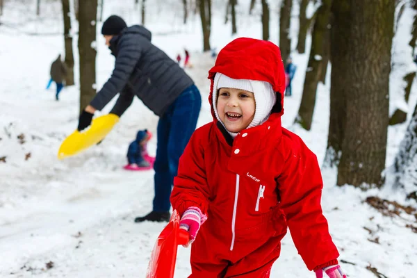 Χαμογελαστή Κοπέλα Κόκκινο Κοστούμι Του Σκι Που Γλιστράει Κάτω Χιόνι — Φωτογραφία Αρχείου