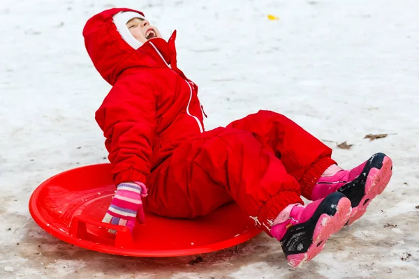 Glimlachend Meisje Rode Ski Pak Glijden Naar Beneden Besneeuwde Heuvel — Stockfoto