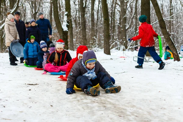 快乐的孩子们在冬园玩耍 — 图库照片