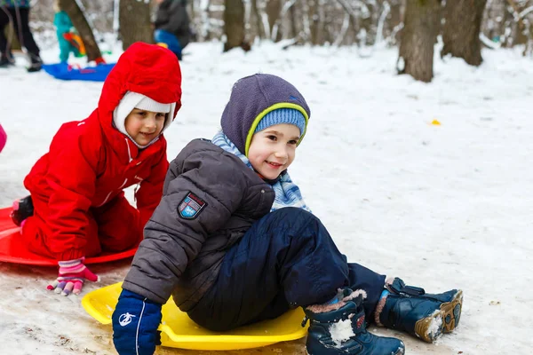 Happy Children Playing Winter Park — Stock Photo, Image