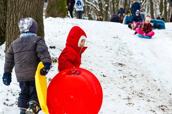 Χαμογελαστή Κοπέλα Κόκκινο Κοστούμι Του Σκι Που Γλιστράει Κάτω Χιόνι — Φωτογραφία Αρχείου