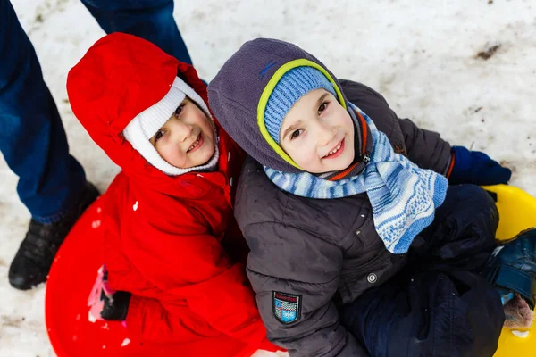Šťastná Rodina Hraje Sněhu Zimním Parku — Stock fotografie