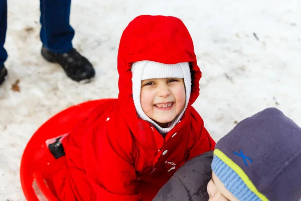 Šťastná Rodina Hraje Sněhu Zimním Parku — Stock fotografie