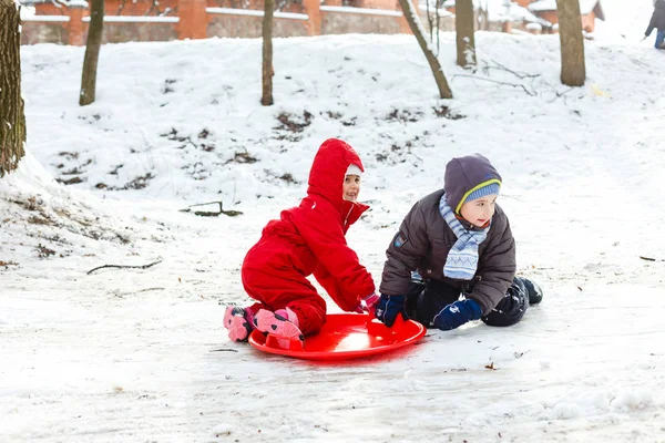 Dos Niños Jugando Nieve — Foto de Stock