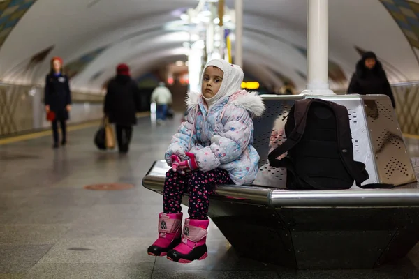 Little Girl Warm Clothes Sitting Bench Subway Station — Stock Photo, Image