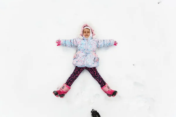 Gelukkig Meisje Spelen Besneeuwde Winter Park — Stockfoto