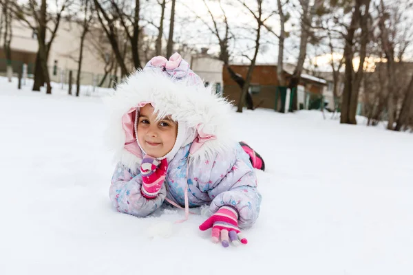 Dziewczynka Puszysty Płaszcz Grając Snowy Plac Zabaw — Zdjęcie stockowe