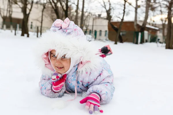 Dziewczynka Puszysty Płaszcz Grając Snowy Plac Zabaw — Zdjęcie stockowe