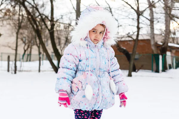 Κοριτσάκι Χνουδωτές Παλτό Παίζοντας Στο Χιονισμένο Παιδική Χαρά — Φωτογραφία Αρχείου