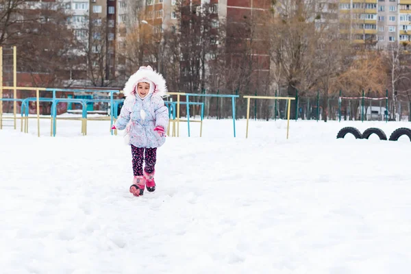 Dziewczynka Puszysty Płaszcz Grając Snowy Plac Zabaw — Zdjęcie stockowe