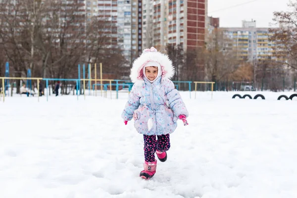 Κοριτσάκι Χνουδωτές Παλτό Παίζοντας Στο Χιονισμένο Παιδική Χαρά — Φωτογραφία Αρχείου