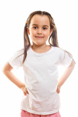 Beyaz t-shirt beyaz arka plan üzerinde poz içinde küçük kız