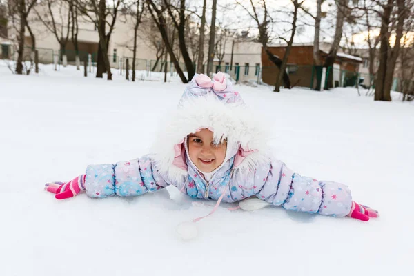Šťastné Děvče Které Hraje Zasněženém Zimním Parku — Stock fotografie