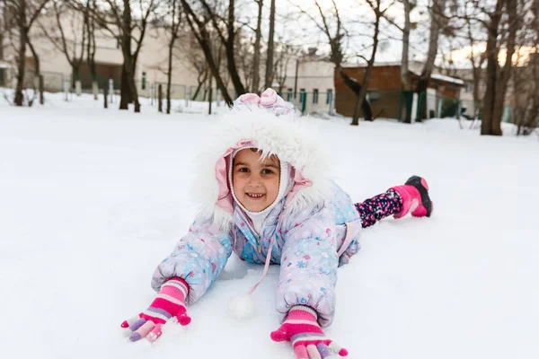 Ευτυχισμένο Κορίτσι Που Παίζει Χιονισμένο Χειμερινό Πάρκο — Φωτογραφία Αρχείου