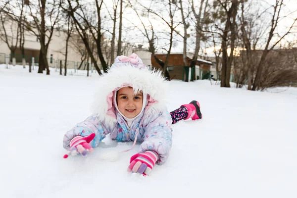 Gelukkig Meisje Spelen Besneeuwde Winter Park — Stockfoto