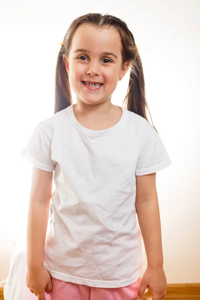 Bambina Shirt Bianca Posa Sfondo Bianco — Foto Stock