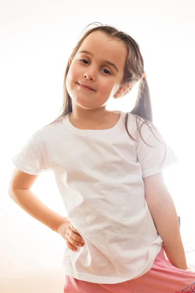 Bambina Shirt Bianca Posa Sfondo Bianco — Foto Stock