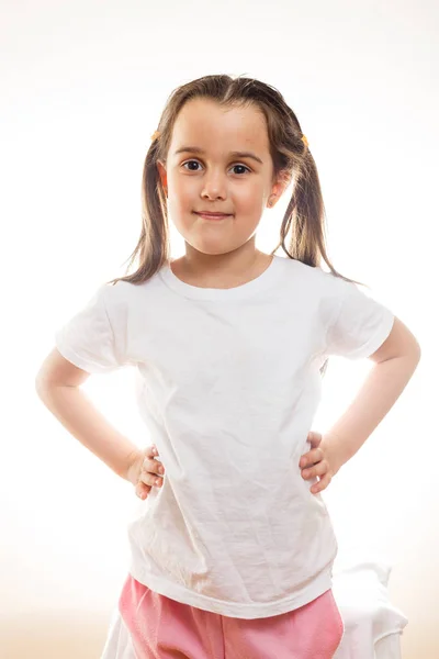 Bambina Shirt Bianca Posa Sfondo Bianco — Foto Stock