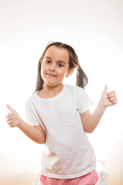 Menina Shirt Branca Posando Fundo Branco — Fotografia de Stock