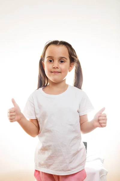 Klein Meisje Het Witte Shirt Poseren Witte Achtergrond — Stockfoto