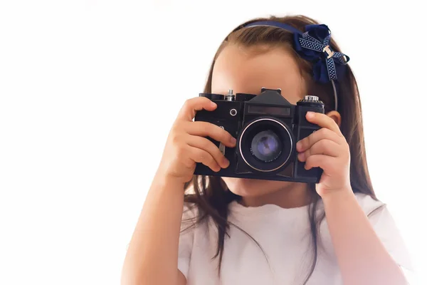 Menina Segurando Câmera Retro Fundo Branco — Fotografia de Stock