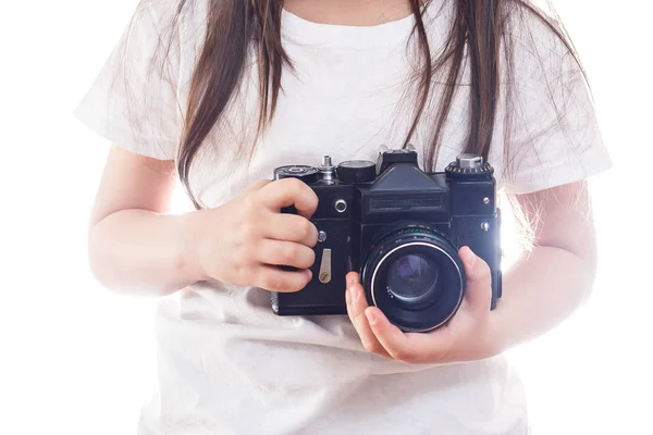 Menina Segurando Câmera Retro Fundo Branco — Fotografia de Stock