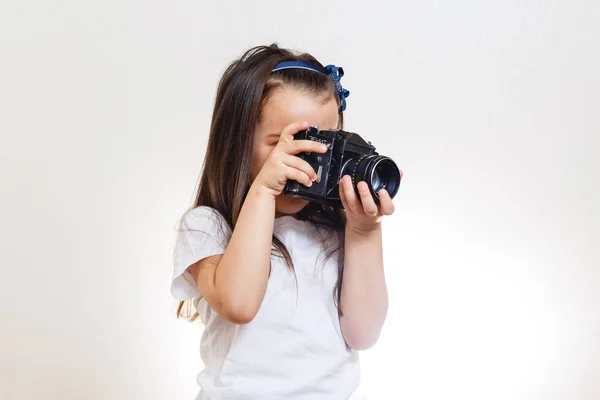 Holčička Držící Bílém Pozadí Retro Kameru — Stock fotografie