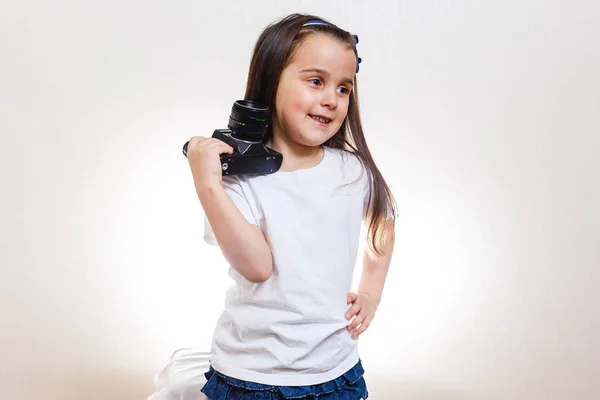 Beyaz Arka Planda Retro Kamera Tutan Küçük Kız — Stok fotoğraf