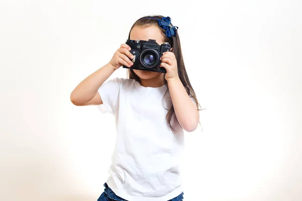 Ragazzina Con Fotocamera Retrò Sfondo Bianco — Foto Stock