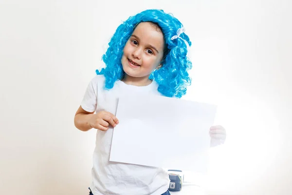 Kleines Mädchen Blauer Perücke Mit Weißem Blatt Papier Auf Weißem — Stockfoto