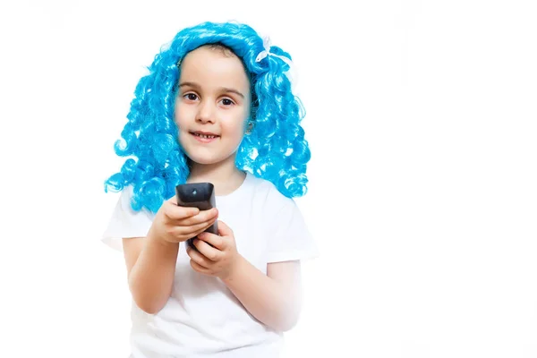 Bambina Parrucca Dolly Blu Con Telecomando Sfondo Bianco — Foto Stock