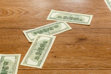 Tahta arka planda dolar banknotları