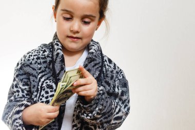 Neşeli esmer kız beyaz arka plan üzerinde dolar tutan 