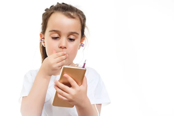 Brunetka Mała Dziewczynka Trzyma Smartfon Białym Tle — Zdjęcie stockowe