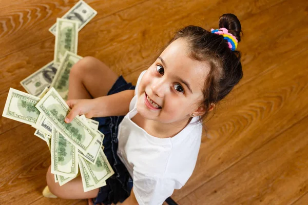 Menina Com Dinheiro Nas Mãos — Fotografia de Stock