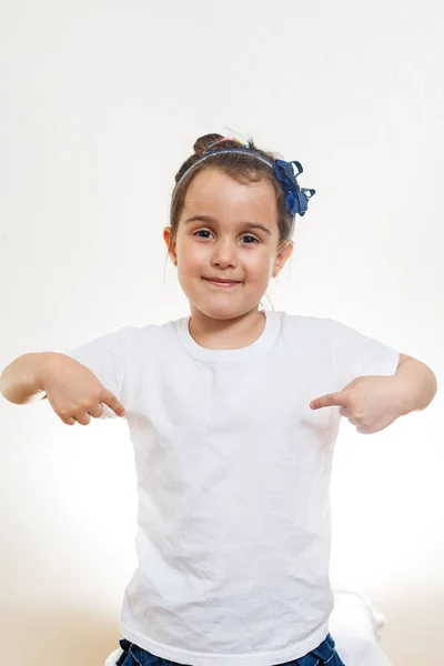 Bambina Casual Shirt Bianca Posa Sfondo Bianco — Foto Stock