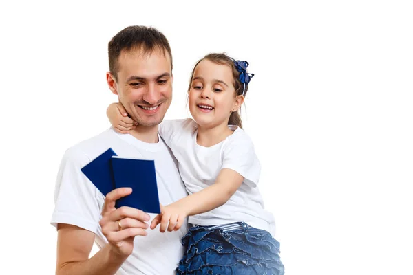 Lachende Vader Met Paspoorten Dochter Geïsoleerd Witte Achtergrond — Stockfoto