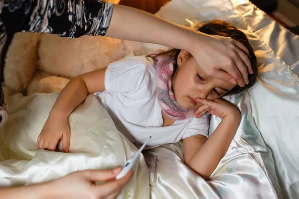 Sick Little Girl Covered Blanket Laying Bed — Stock Photo, Image