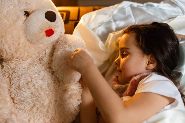 Doente Menina Coberta Cobertor Deitado Cama — Fotografia de Stock