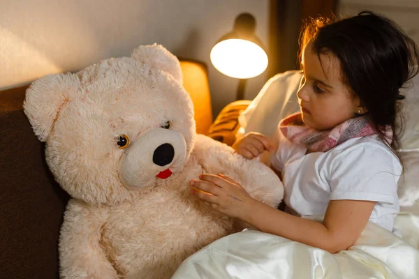Больная Маленькая Девочка Покрытая Одеялом Лежит Постели — стоковое фото
