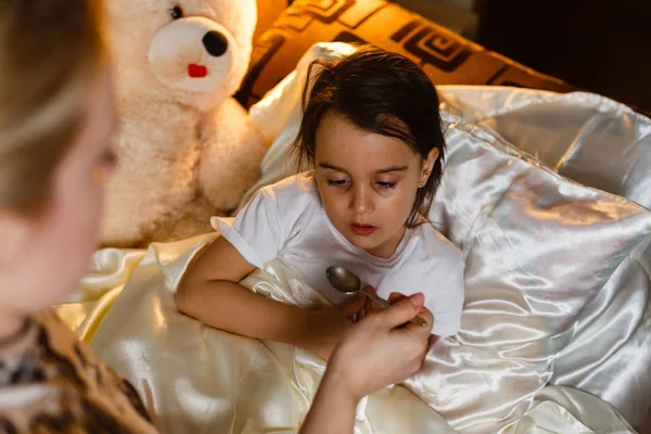 Mutter Gibt Kranker Tochter Hustensaft Bett — Stockfoto