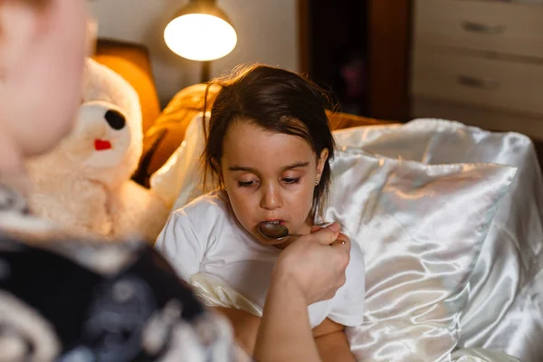 Mutter Gibt Kranker Tochter Hustensaft Bett — Stockfoto