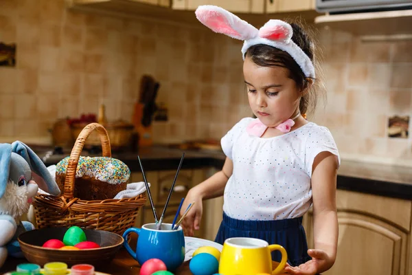 Wenig Fröhliches Bemalen Von Ostereiern — Stockfoto