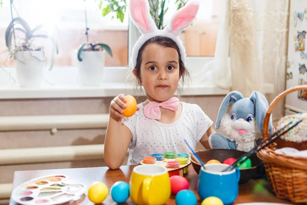 Wenig Fröhliches Bemalen Von Ostereiern — Stockfoto