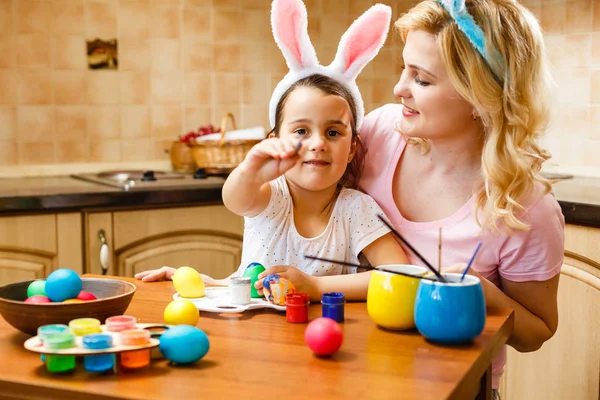 Feliz Madre Hija Pintando Huevos Pascua —  Fotos de Stock