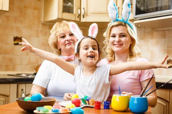 Mutlu Aile Tablo Easter Eggs Evde — Stok fotoğraf