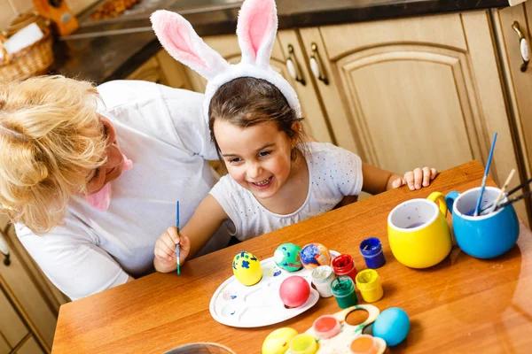 Šťastná Babička Dcera Maluje Velikonoční Vajíčka — Stock fotografie