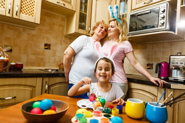 Feliz Família Pintura Ovos Páscoa Casa — Fotografia de Stock