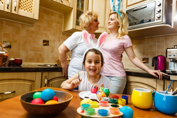 Gelukkige Familie Schilderij Paaseieren Thuis — Stockfoto